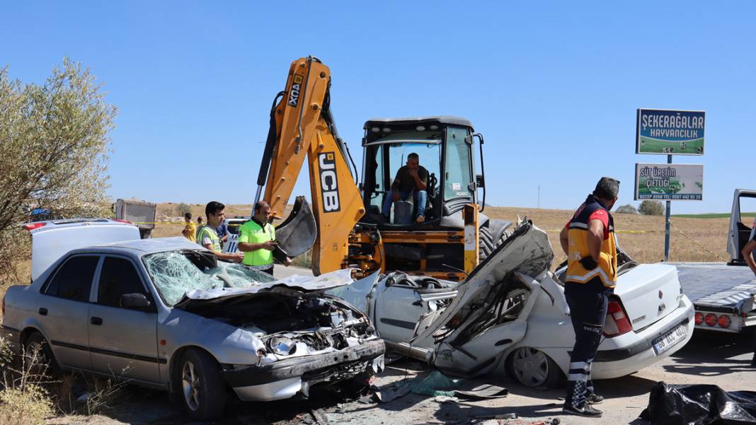 Aksaray'da feci kaza! Araçlar kağıt gibi ezildi: Ölü ve yaralılar var 4